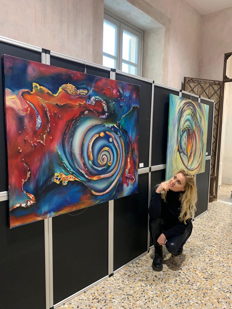 Patrizia Stefani con le opere di Elena Borboni